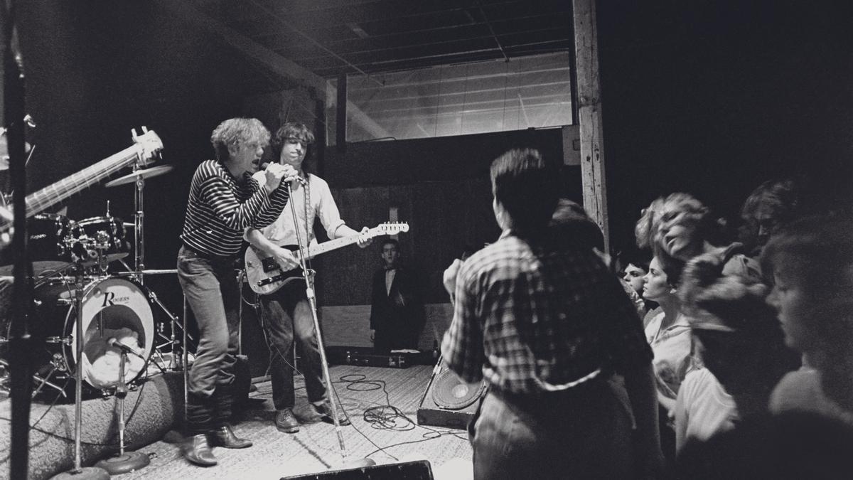 Stipe y Buck en uno de los primeros conciertos del grupo en el Tyrone's, en 1980