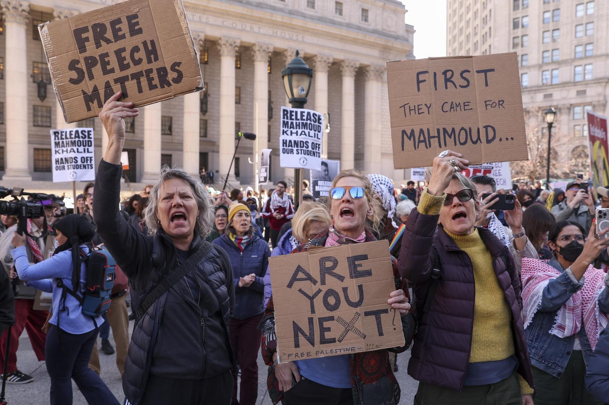 Un grupo de manifestantes protesta este lunes en Nueva York contra la detención de Mahmoud Khalil.