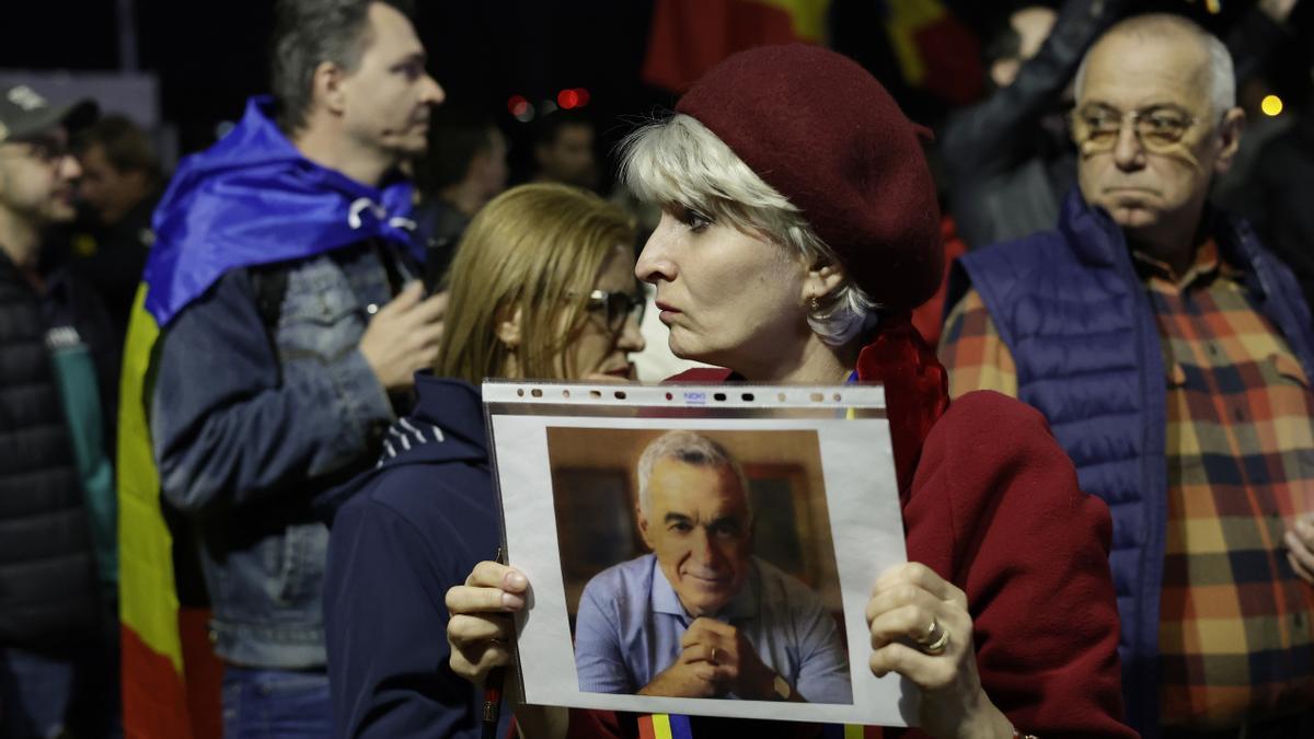 Una simpatizante sostiene un retrato de Calin Georgescu durante una protesta frente al Tribunal Constitucional de Rumanía en Bucarest, Rumanía,11 de marzo de 2025.