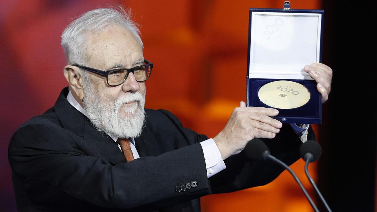 Gonzalo Suárez posa con la Medalla de Oro, que reconoce su trayectoria cinematográfica, en los Premios Forqué de 2020