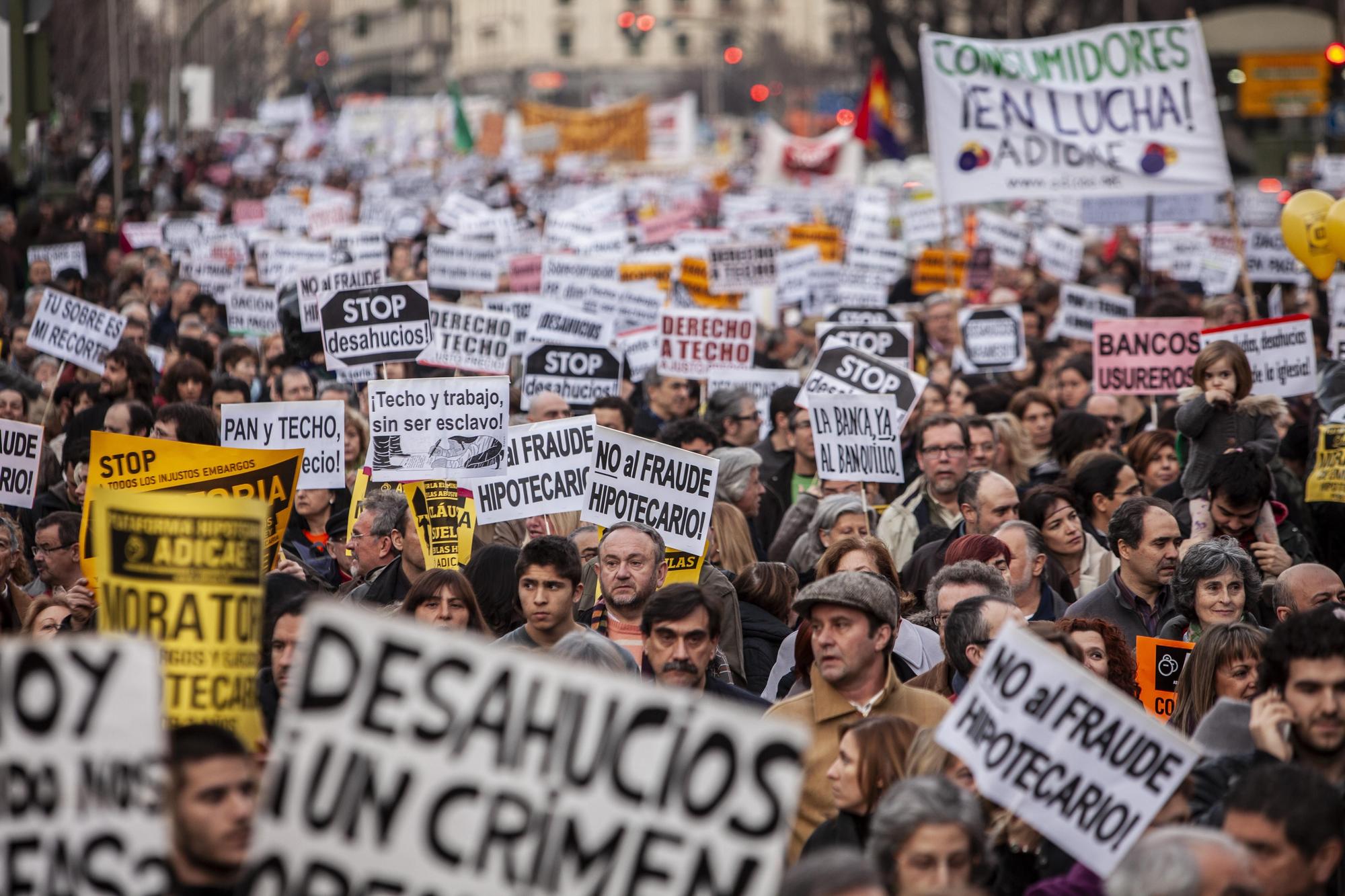 En febrero de 2013, miles de personas salieron a la calle en decenas de ciudades para denunciar el "fraude hipotecario" y recordar que los desahucios son "un crimen"