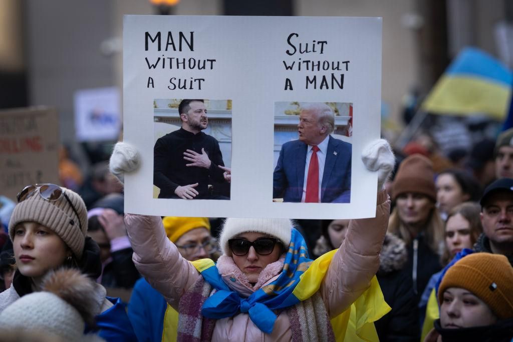 Una mujer con una pancarta que dice 