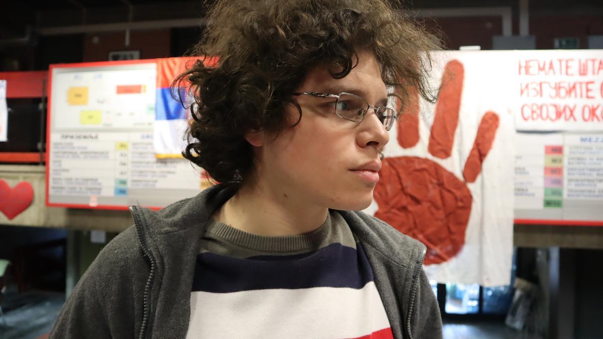 Marko Adžić, estudiante de Novi Sad, de noche en la facultad de filosofía.