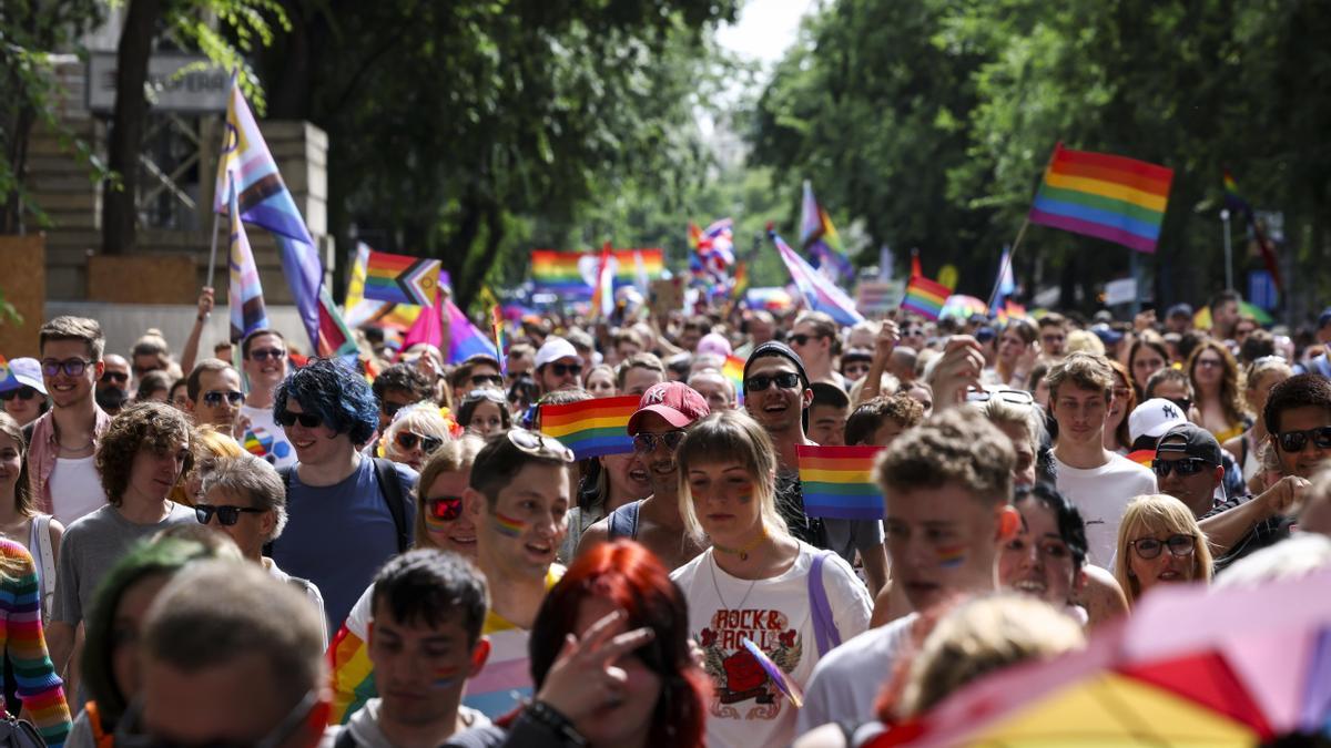 Participantes marchan durante el desfile del Orgullo de Budapest, en 2024.