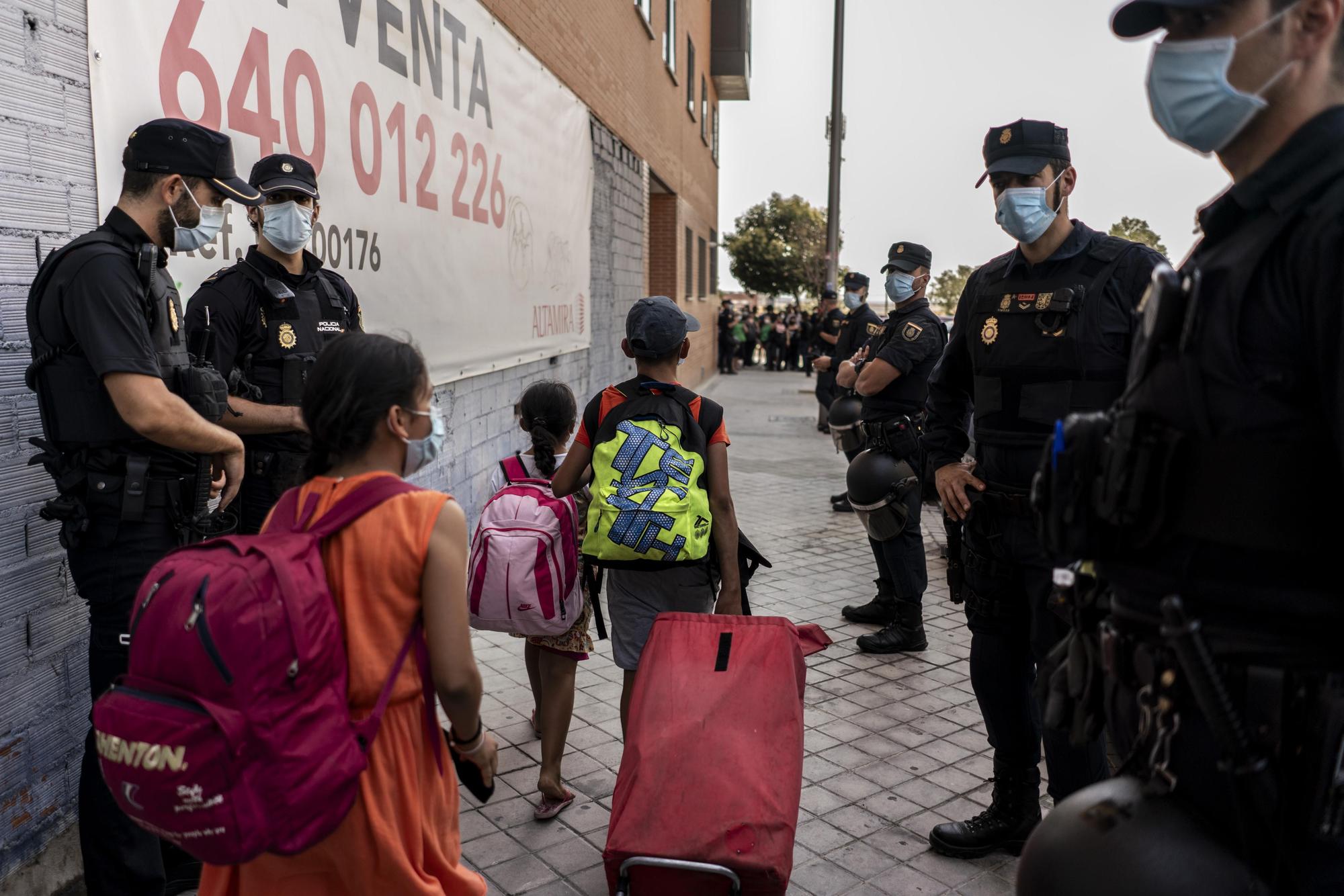 Desahucio de Cruz y sus 4 nietos del piso en el que vivían ocupando en la calle Maquinilla, 31, Madrid, el 21 de julio de 2021