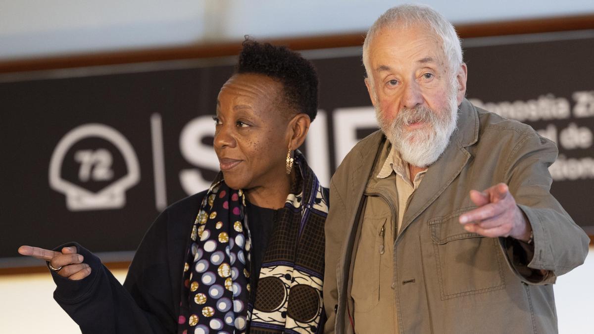 Mike Leigh junto a Marianne Jean-Baptiste en el Zinemaldia