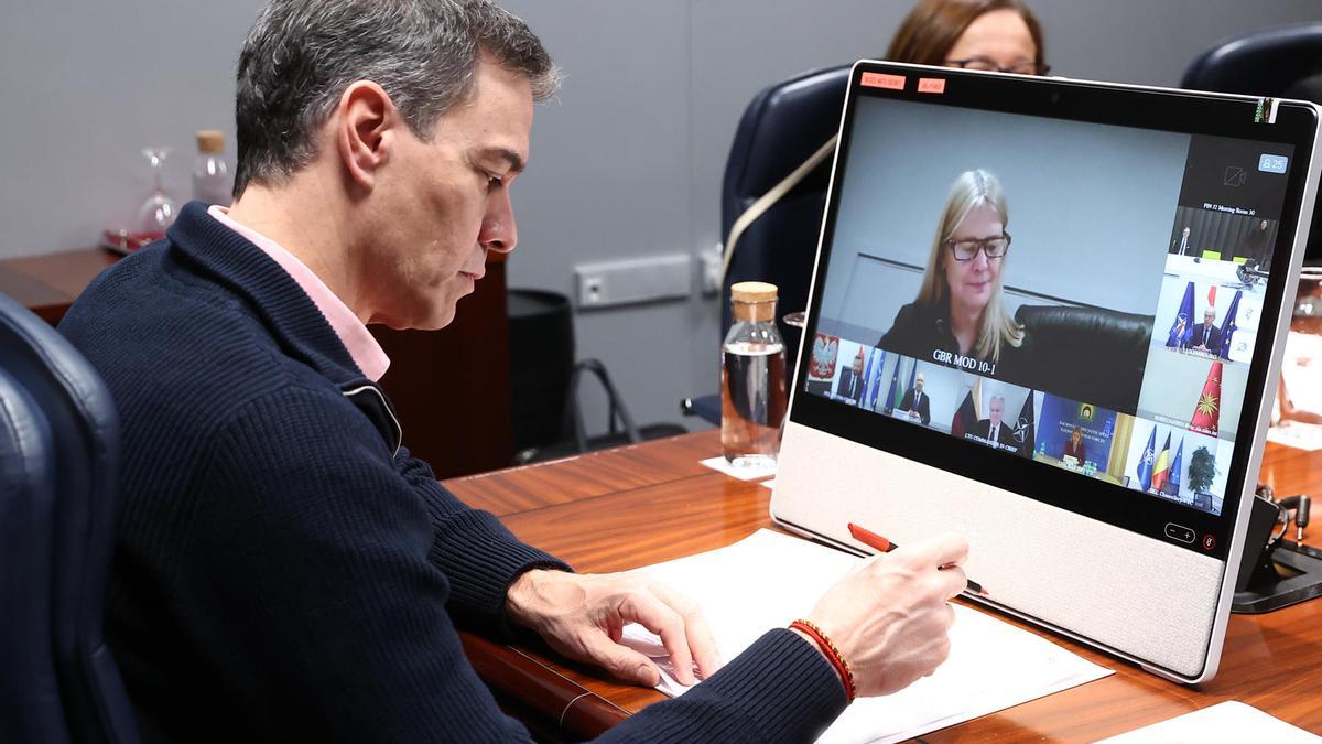 El presidente Pedro Sánchez este sábado en el palacio de la Moncloa, en Madrid, durante la videoconferencia de líderes sobre Ucrania convocada por Reino Unido..