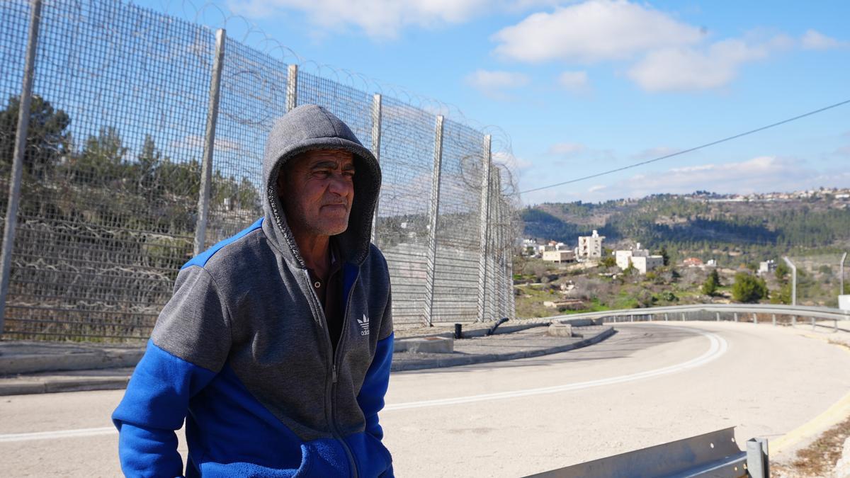 Omar Hajajleh, desde la puerta de su casa y junto al muro ilegal de separación construido por Israel