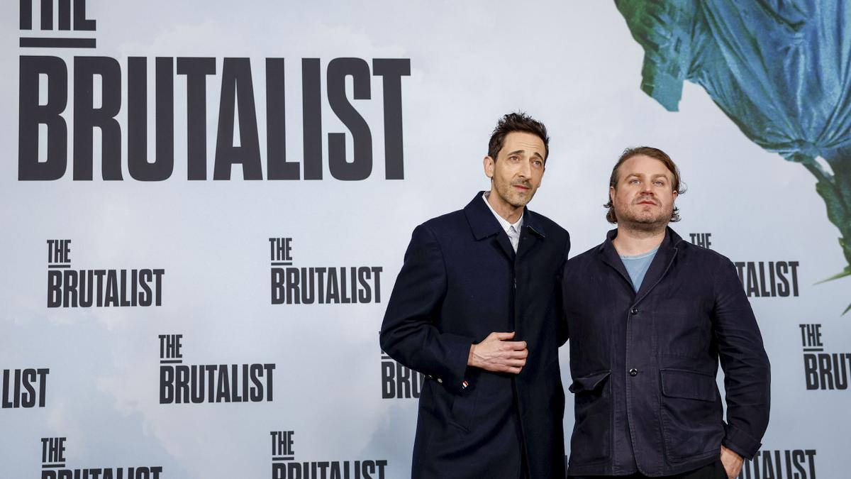 Adrien Brody (i) y el cineasta y también actor Brady Corbet en el estreno de 