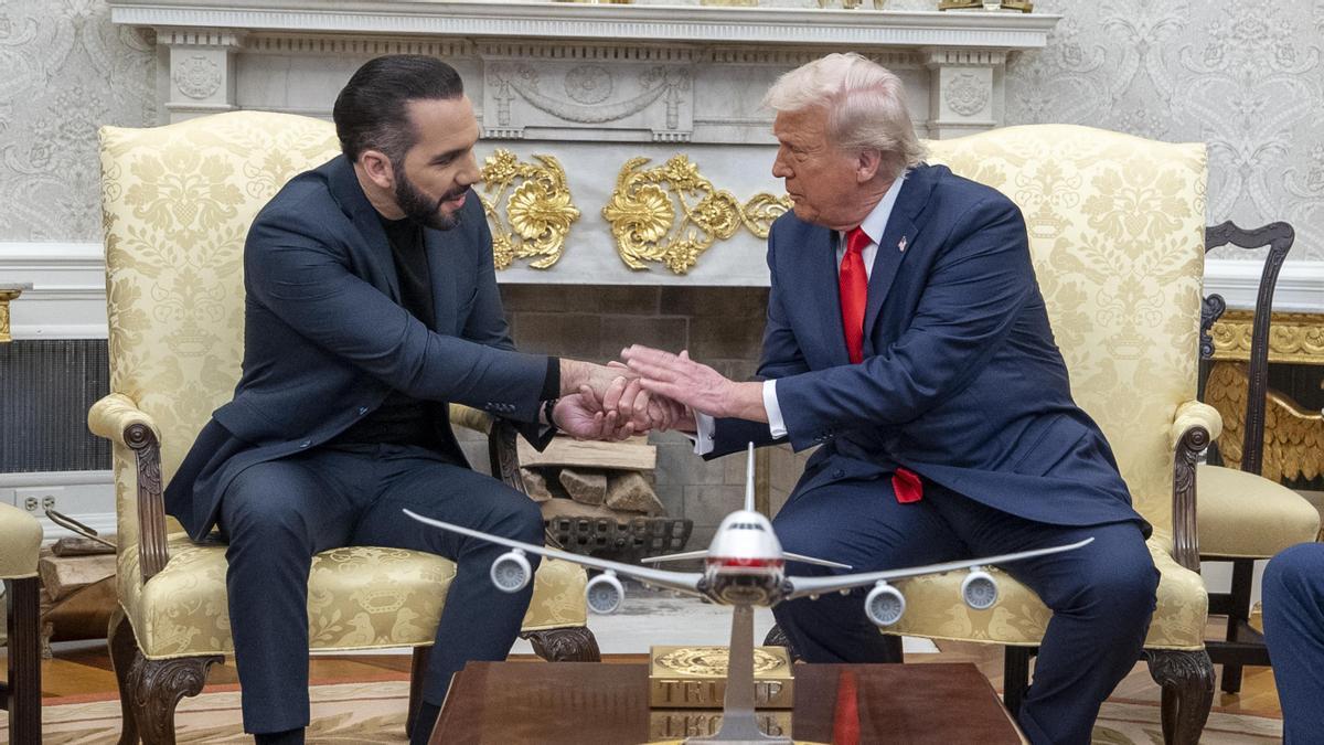 El Supremo de EEUU desconfía de las aspiraciones absolutistas de Trump, pero tampoco va a la confrontación directa