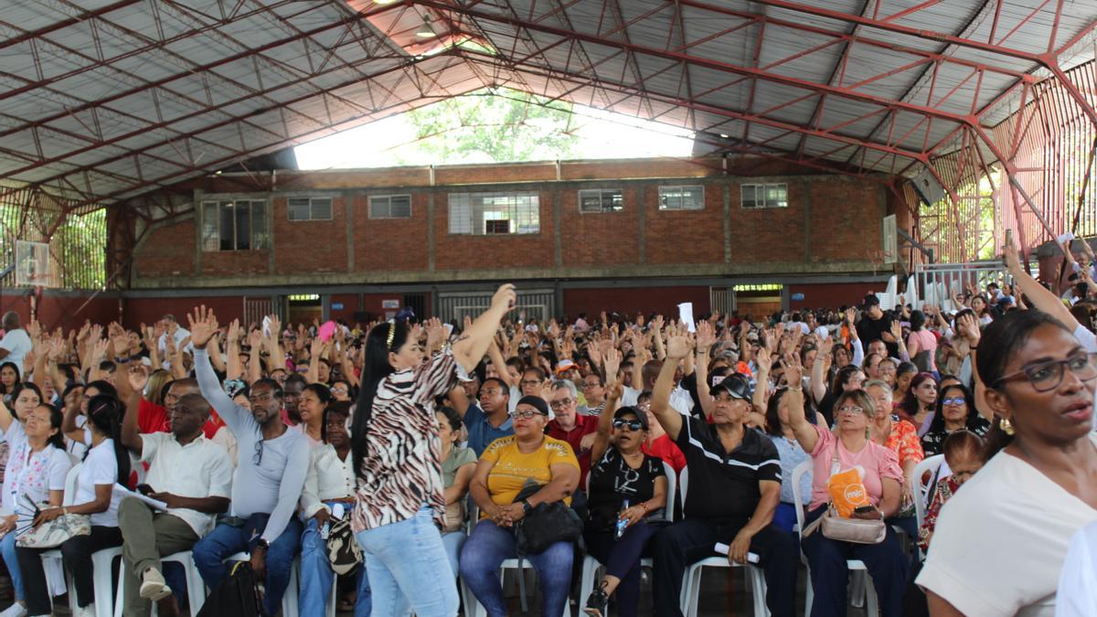 Asamblea del sindicato de maestros y maestras SUTEV en Cali.