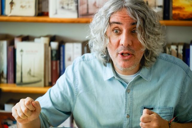 El escritor chileno-estadounidense José Ignacio Valenzuela durante la entrevista con elDiario.es