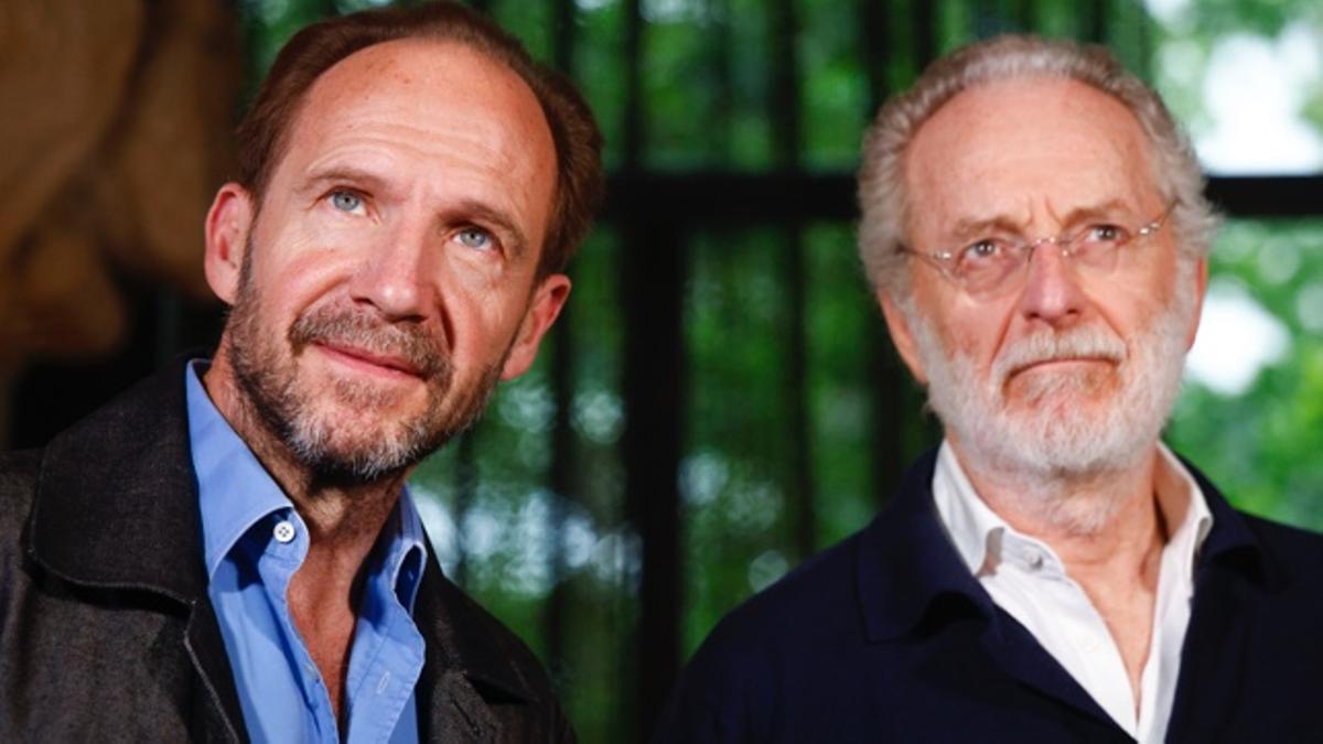 Ralph Fiennes junto a Uberto Pasolini en la presentación de
