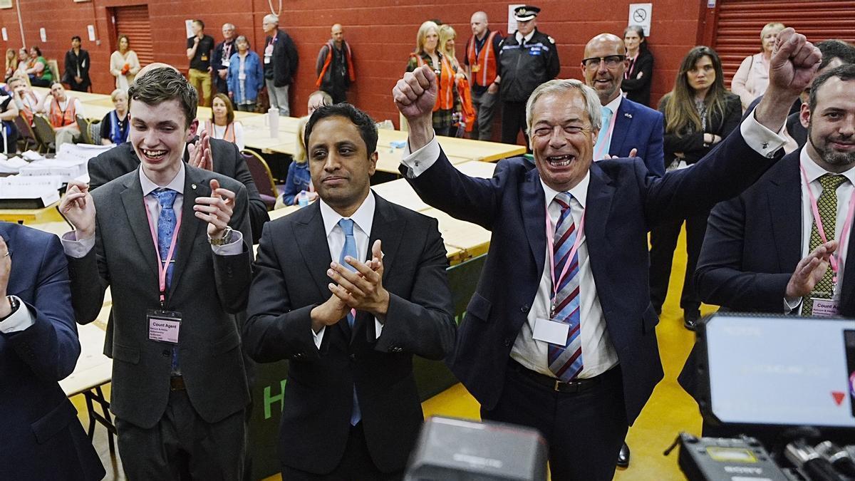El líder de Reform, Nigel Farage, celebra el 2 de mayo junto a miembros de su partido la victoria de su candidata en las elecciones especiales de Runcorn y Helsby, Inglaterra.