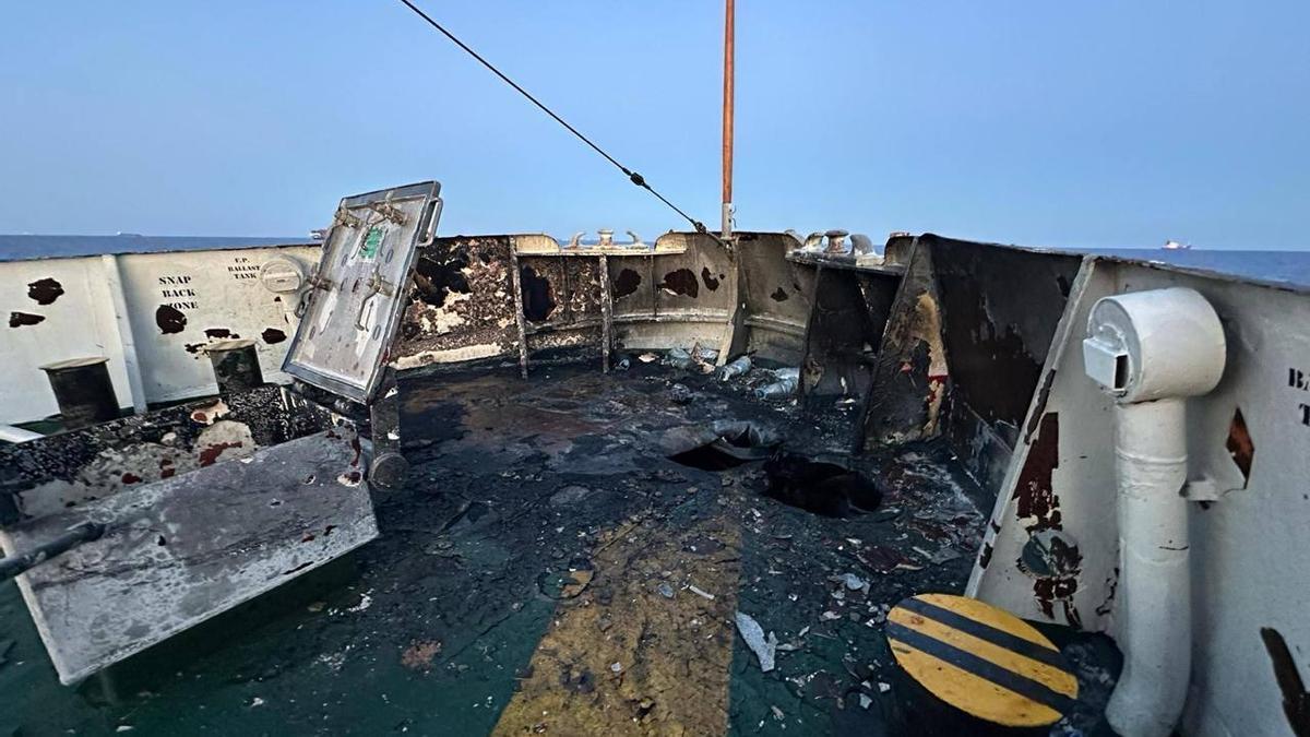 Daños en la cubierta del Conscience tras el ataque en aguas internacionales, frente a las costas de Malta