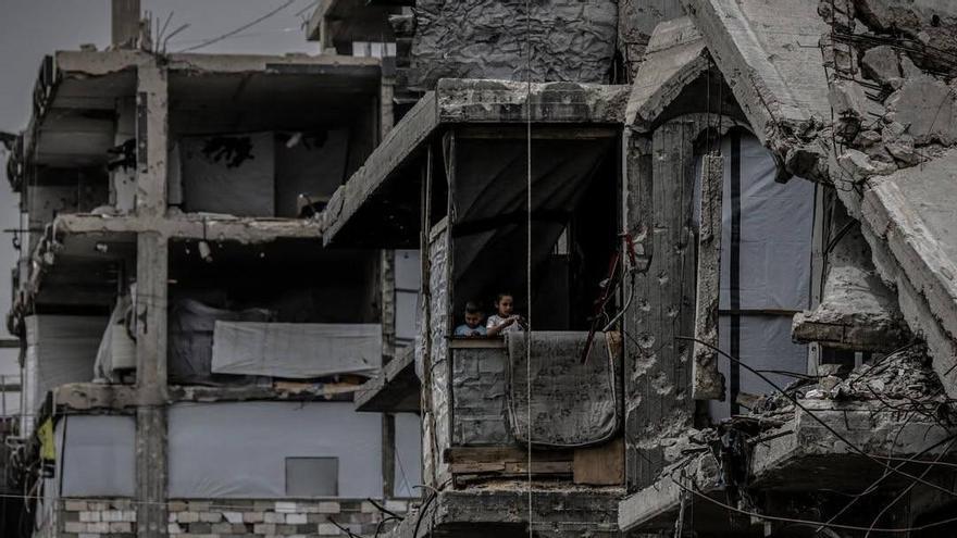Niños en las ruinas de un edificio en Gaza