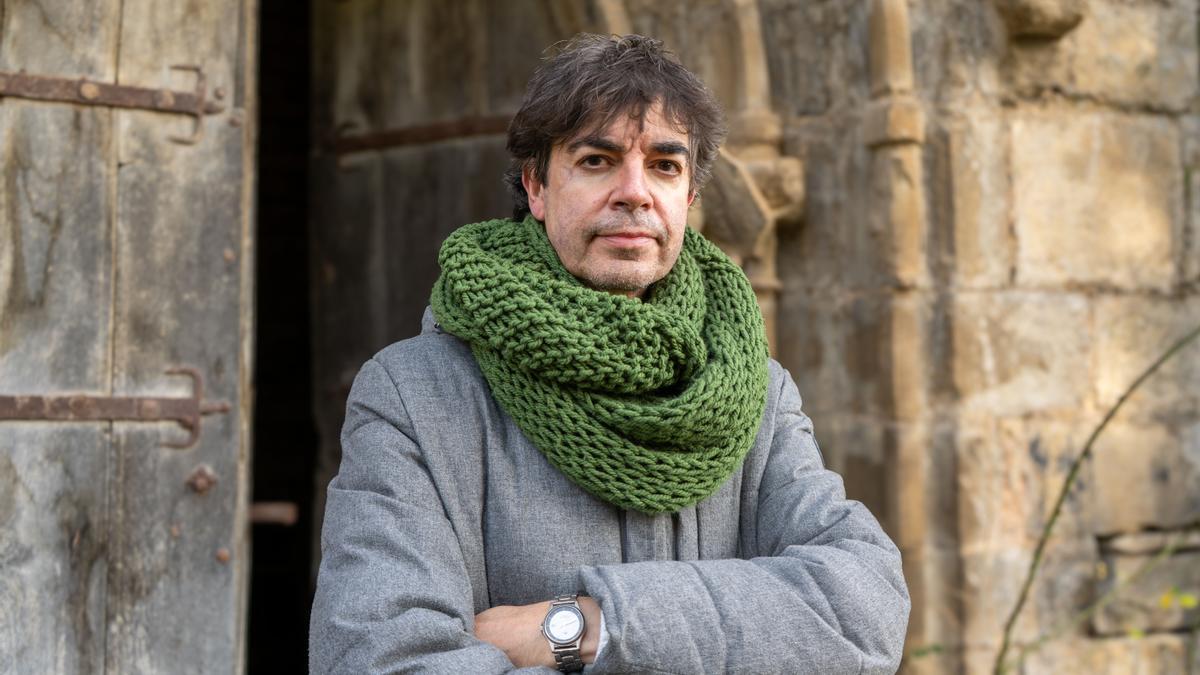 El historiador Mikel Zuza, frente a la iglesia de San Bartolomé