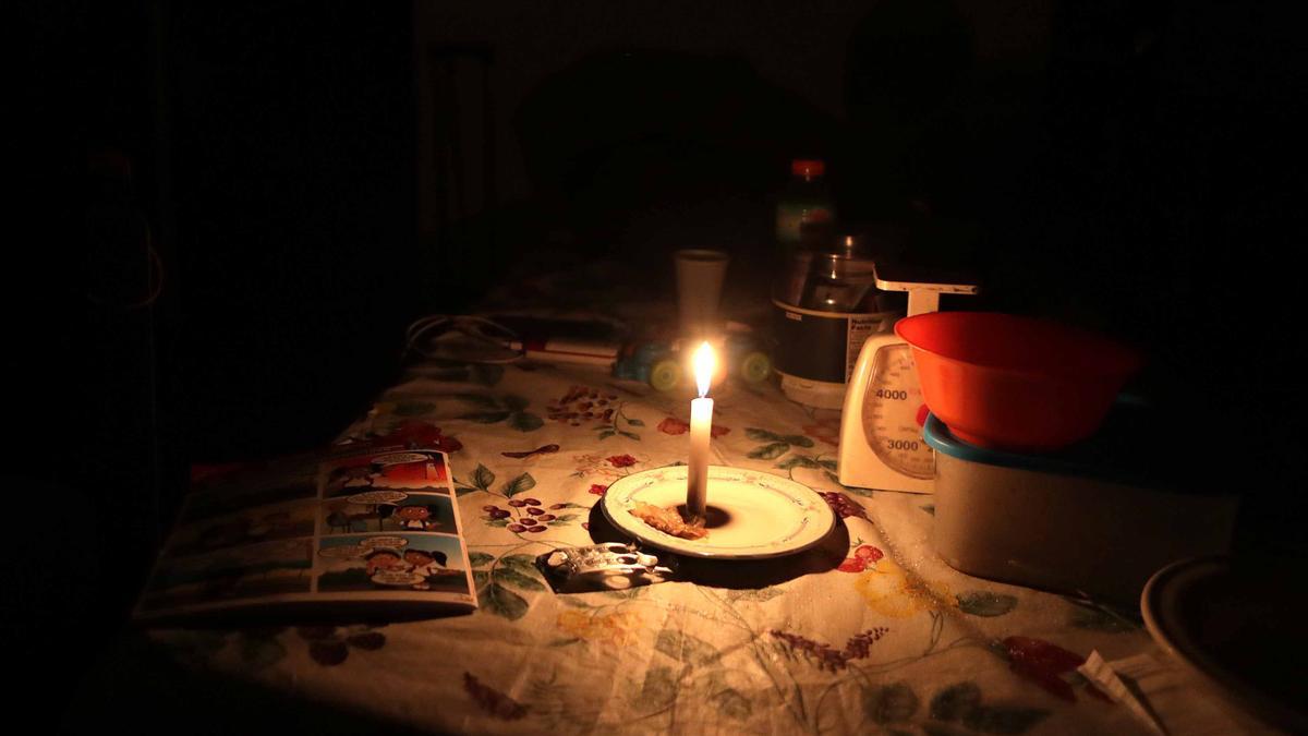 Que si al Gobierno se le funden los plomos y que si la oposición tiene pocas luces