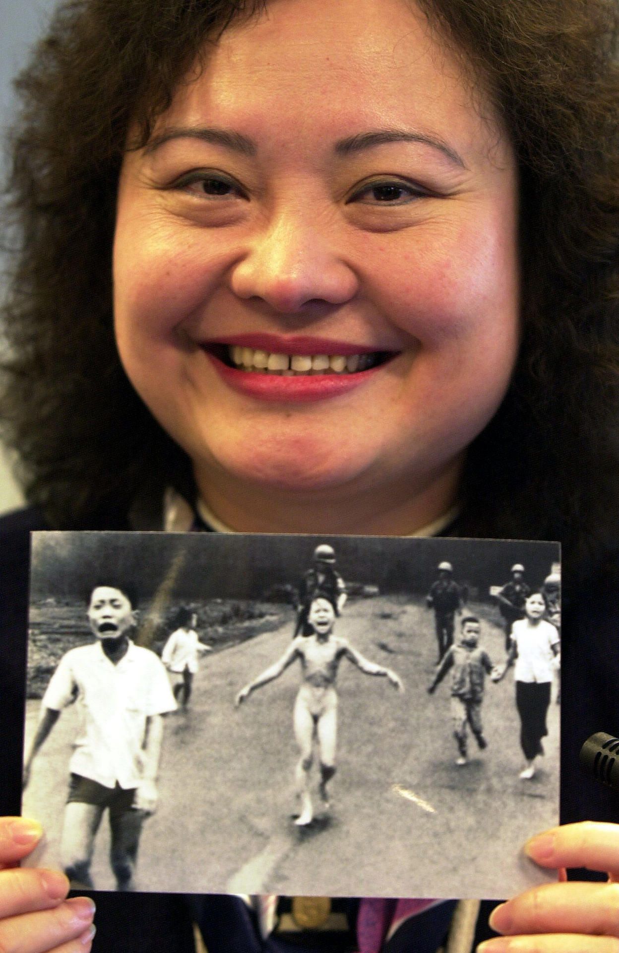Imagen de archivo de la vietnamita Phan Thi Kim Phúc, que muestra la foto en la que aparece desnuda corriendo con quemaduras en el cuerpo y rodeada de otros cuatro niños cerca de la localidad de Trang Bang, tras un bombardeo de napalm en la guerra de Vietnam
