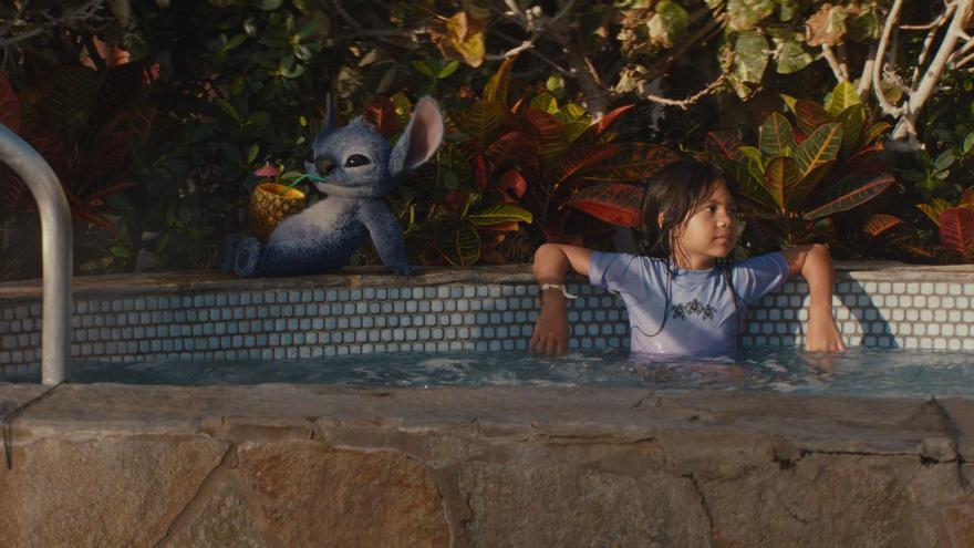 Stitch y Lilo (Maia Kealoha), en un fotograma de la cinta