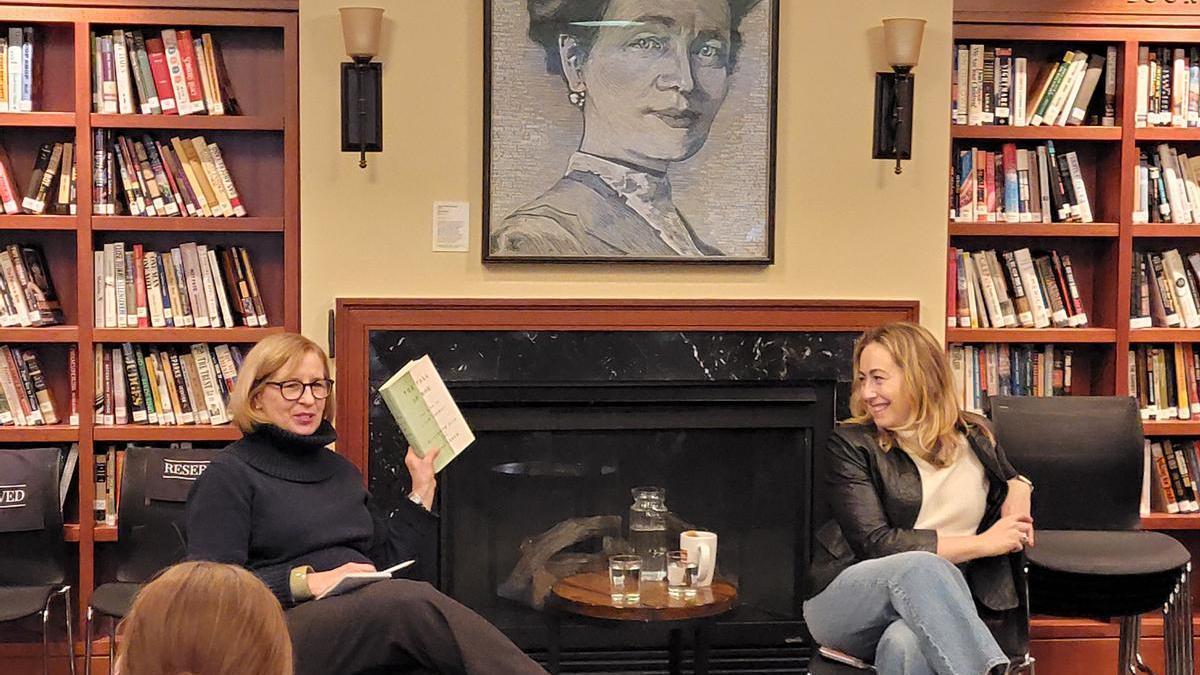 La directora de la Fundación Nieman, Ann Marie Lipinski, y Lisa Lerer, Nieman 'fellow' y periodista del 'New York Times', bajo el retrato de Agnes Nieman, en Cambridge.