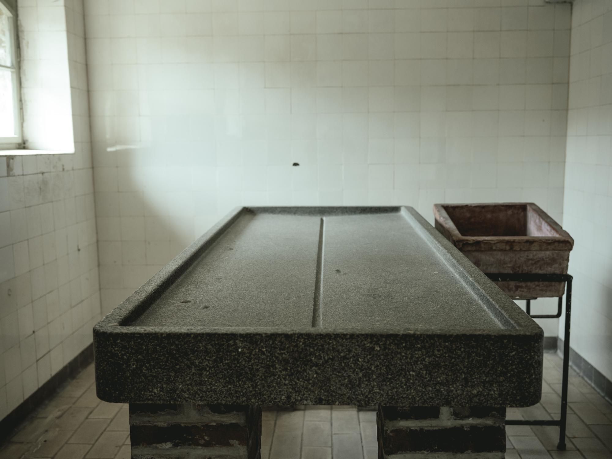 Mesa de disección en la enfermería de Mauthausen, donde los cuerpos de los prisioneros fallecidos eran objeto de prácticas inhumanas.