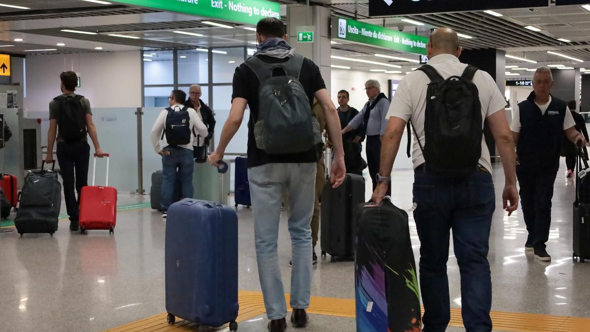 Algunas de las personas evacuadas de Libia llegan al aeropuerto de Fiumicino, Roma, Italia, 16 de mayo de 2025