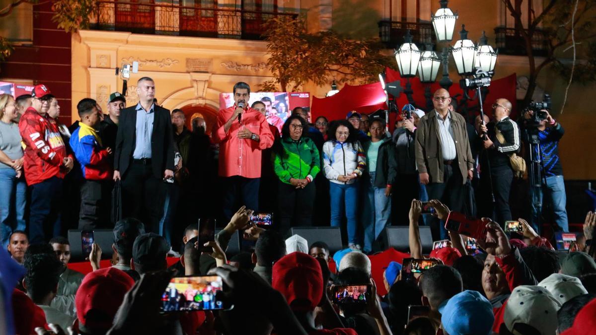 Maduro gana los comicios regionales y legislativos, y la oposición pide al Ejército 