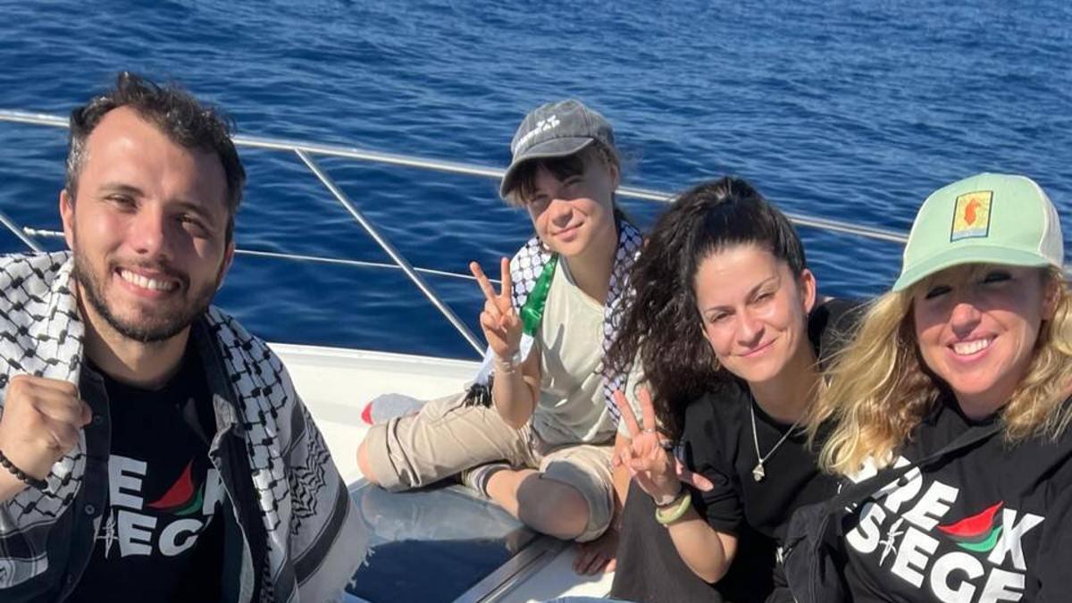 Greta Thunberg, entre otros activistas participantes en la flotilla que intenta llevar ayuda a Gaza y romper el bloqueo israelí