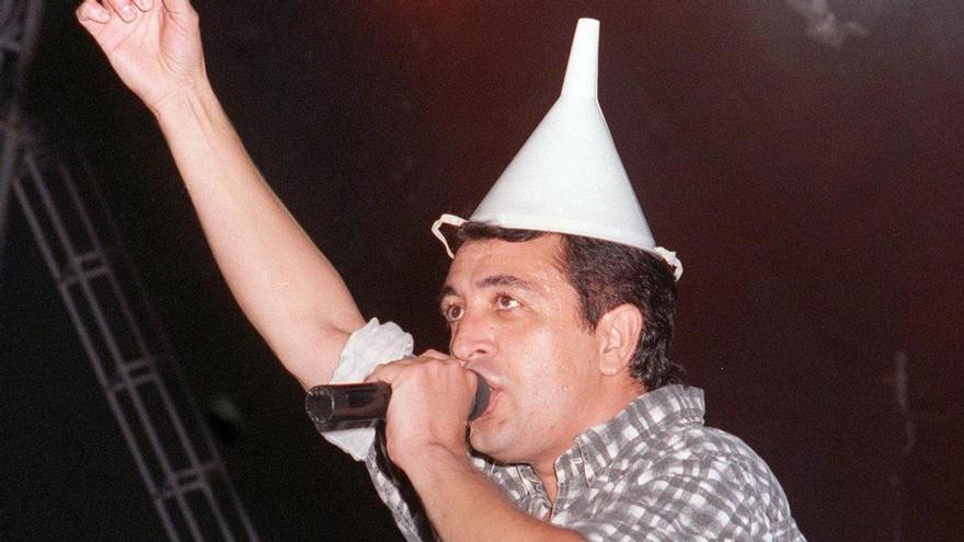 Manolo García canta con un embudo en la cabeza en septiembre de 1995 en Oviedo