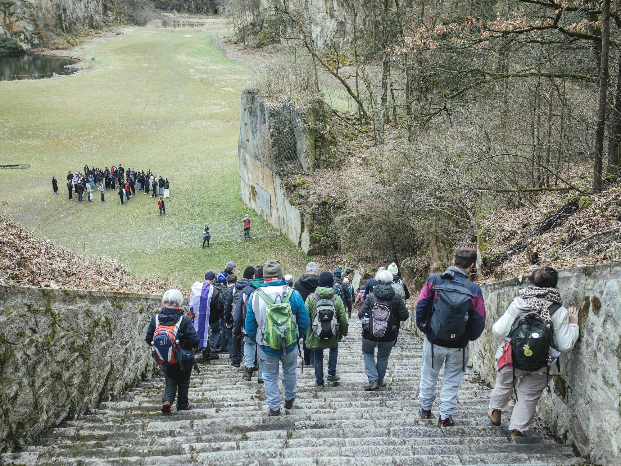 Participantes en una marcha conmemorativa bajan la 'escalera de la muerte' de Mauthausen.