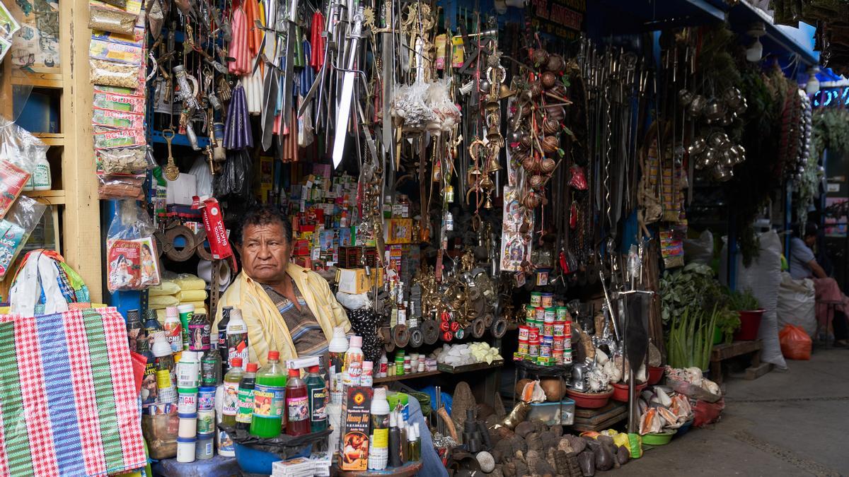 César Quispe vende artículos para chamanes en la sección de brujería del Mercado Modelo de Chiclayo