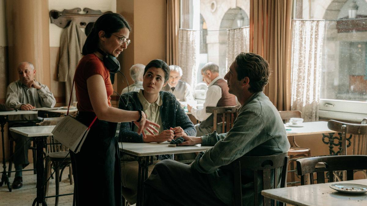 Celia Rico da instrucciones a Loreto Mauleón y Enric Auquer en