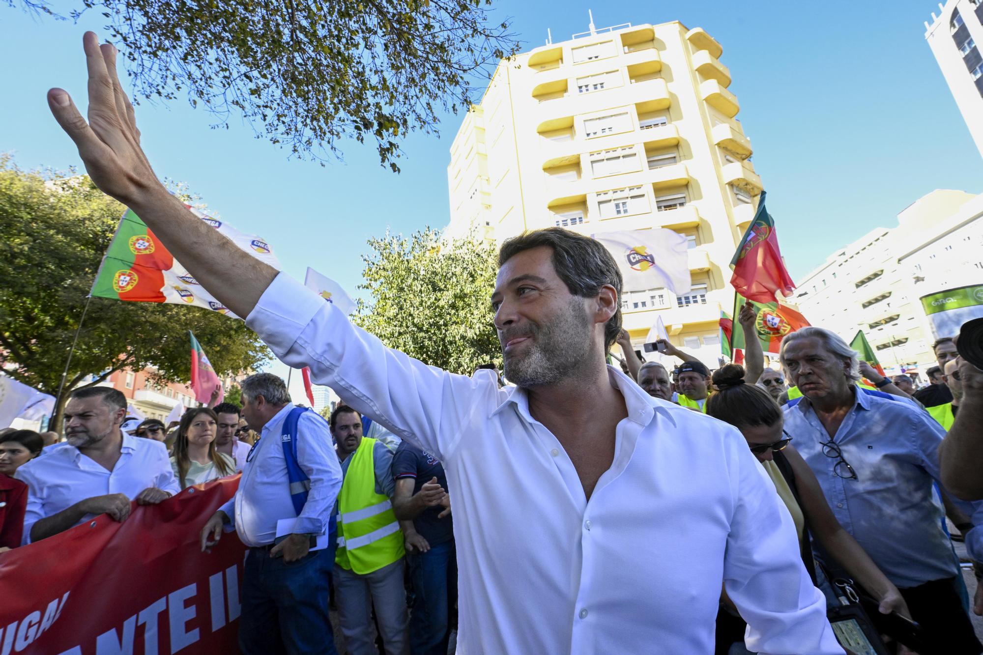 El presidente del partido de extrema derecha Chega, André Ventura, saluda a sus simpatizantes en una manifestación antinmigración.