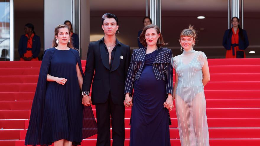(De izquierda a derecha) Maria Zamora, Mitch, la directora Carla Simon y Llucia Garcia asisten al estreno de 'Romeria' durante el 78º Festival de Cine de Cannes, en Cannes, Francia, el 21 de mayo de 2025. El festival de cine se celebra del 13 al 24 de mayo de 2025. (Cine, Francia) EFE/EPA/GUILLAUME HORCAJUELO
