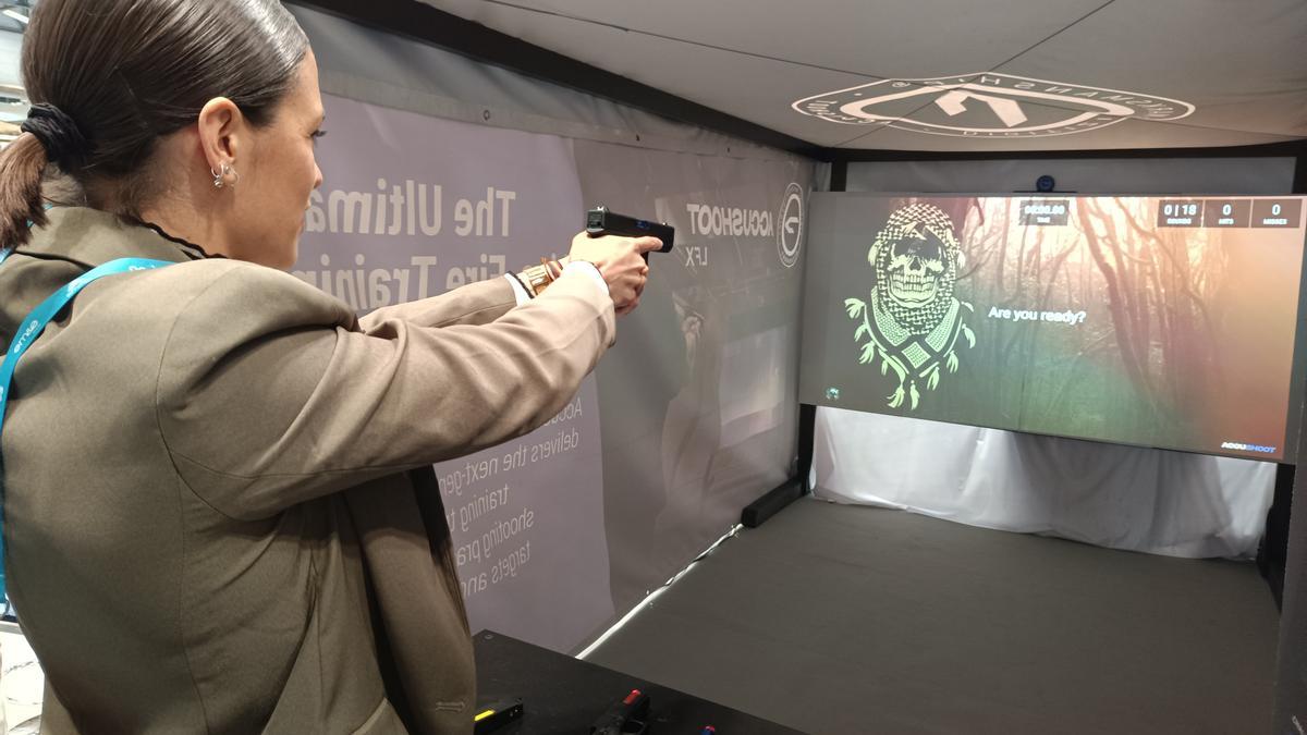 Simulador de tiro AccuShoot en la Feria Internacional de Defensa y Seguridad de España (FEINDEF), que se celebra en IFEMA Madrid.