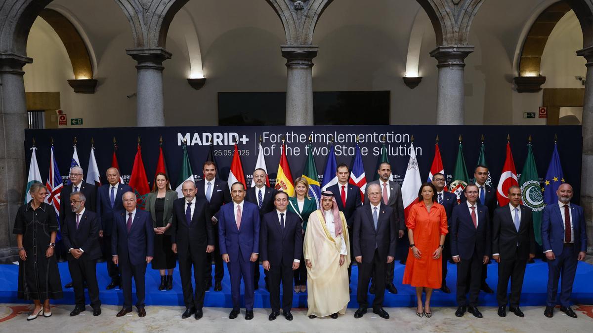 Foto de familia de la segunda reunión del Grupo de Madrid