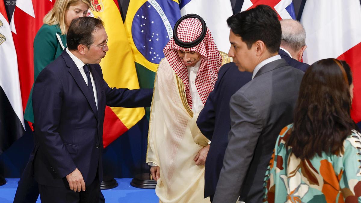 El ministro Albares saluda a su homólogo saudí tras la foto de familia del Grupo de Madrid.