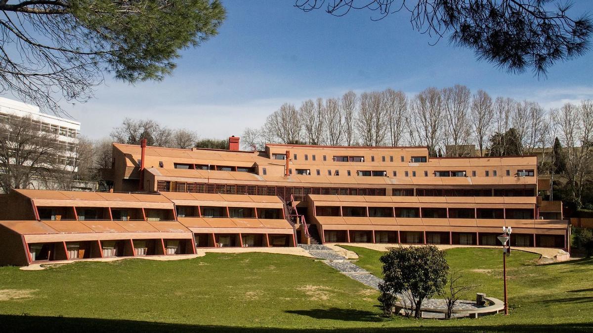 El Colegio Mayor Argentino, una residencia universitaria del Estado nacional con más de medio siglo de historia, se encuentra en una zona privilegiada del noroeste de Madrid, rodeada de parques y con fácil acceso a las principales universidades de la ciudad.