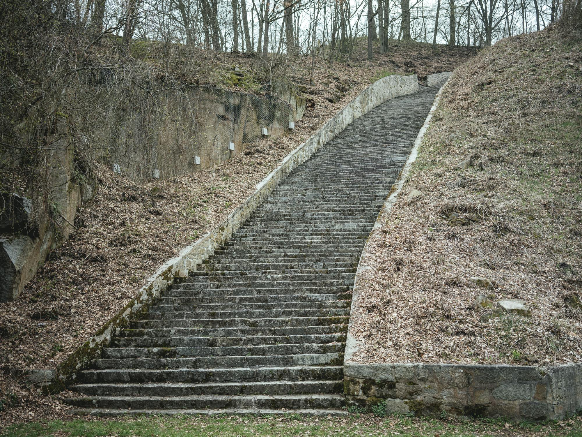 La 'escalera de la muerte', con 186 peldaños irregulares tallados en roca, conectaba la cantera de granito con el campo de Mauthausen.