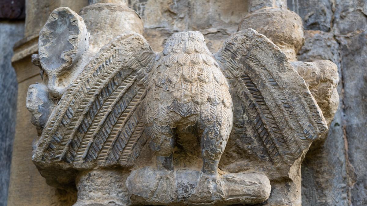 El águila tras la liebre, uno de los motivos escultóricos de la portada, visiblemente mutilada