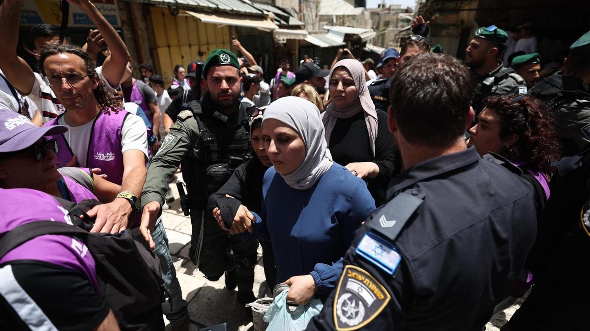 Manifestantes israelíes ultras irrumpen en la sede de la UNRWA y hostigan a los palestinos en el Día de Jerusalén