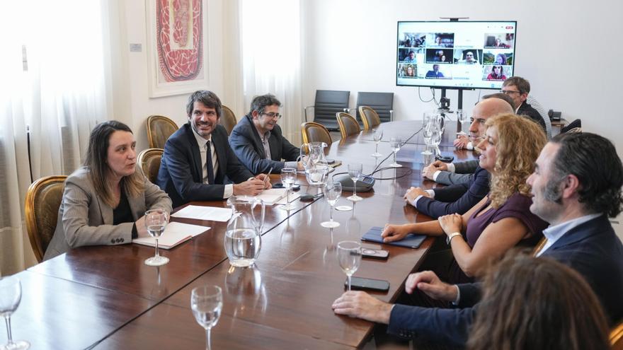 El ministro de Cultura, Ernest Urtasún, durante la reunión con el sector audiovisual