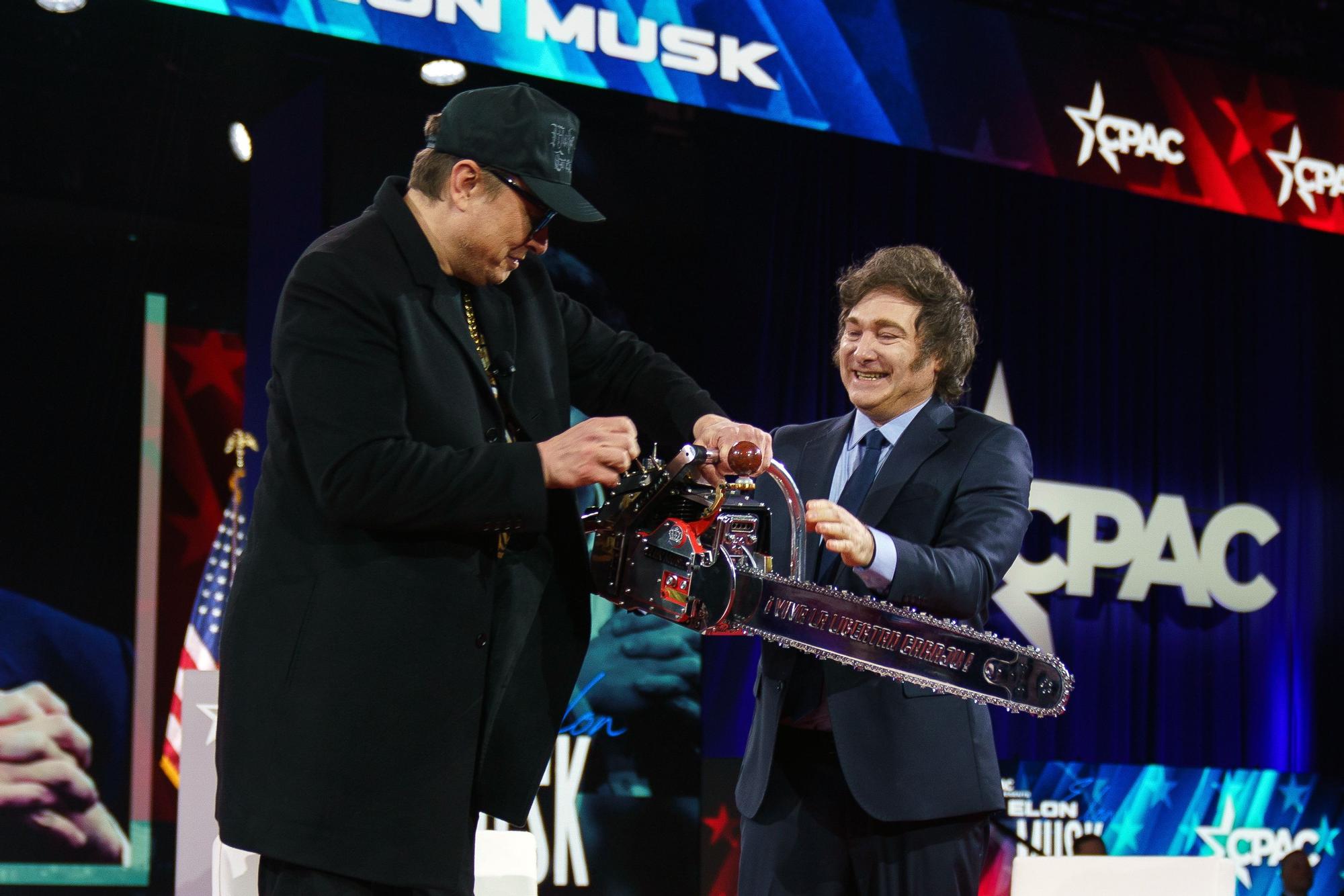 Milei regala una motosierra a Elon Musk en la conferencia CPAC en Washington.