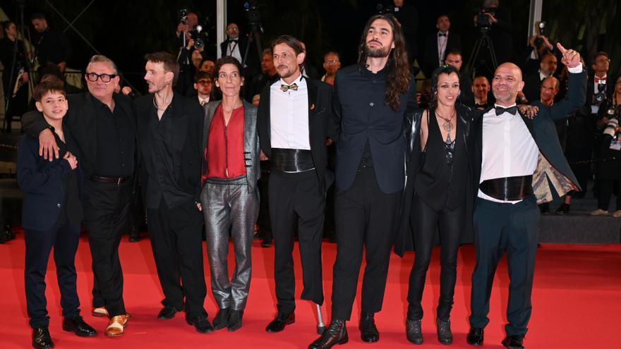 Oliver Laxe junto al equipo de actores de la película en Cannes
