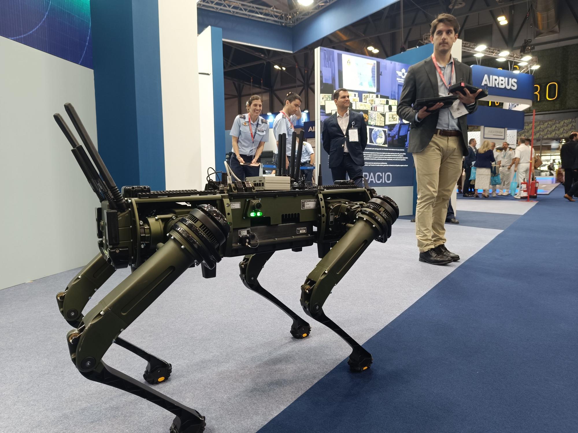 Presentación de un robot para operaciones militares en la Feria Internacional de Defensa y Seguridad de España (FEINDEF), que se celebra en IFEMA Madrid.