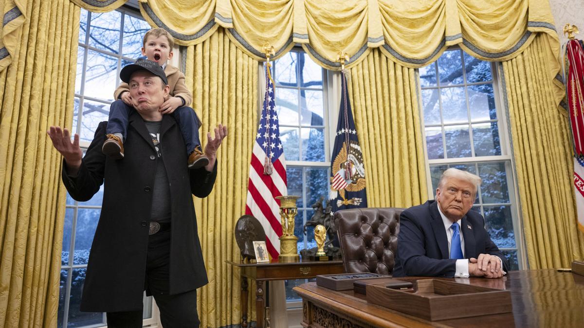 Elon Musk, su hijo X y el presidente de EEUU, Donald Trump, en el Despacho Oval de la Casa Blanca, el 11 de febrero de 2025.