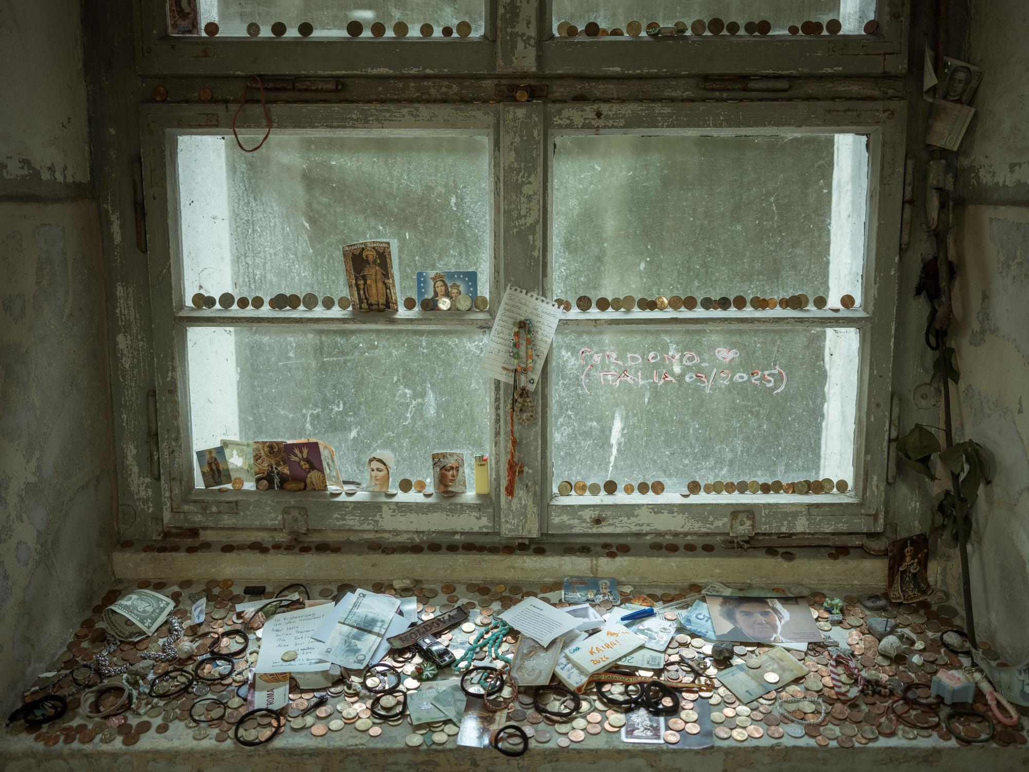 Una ventana con recuerdos de los prisioneros asesinados en Mauthausen.