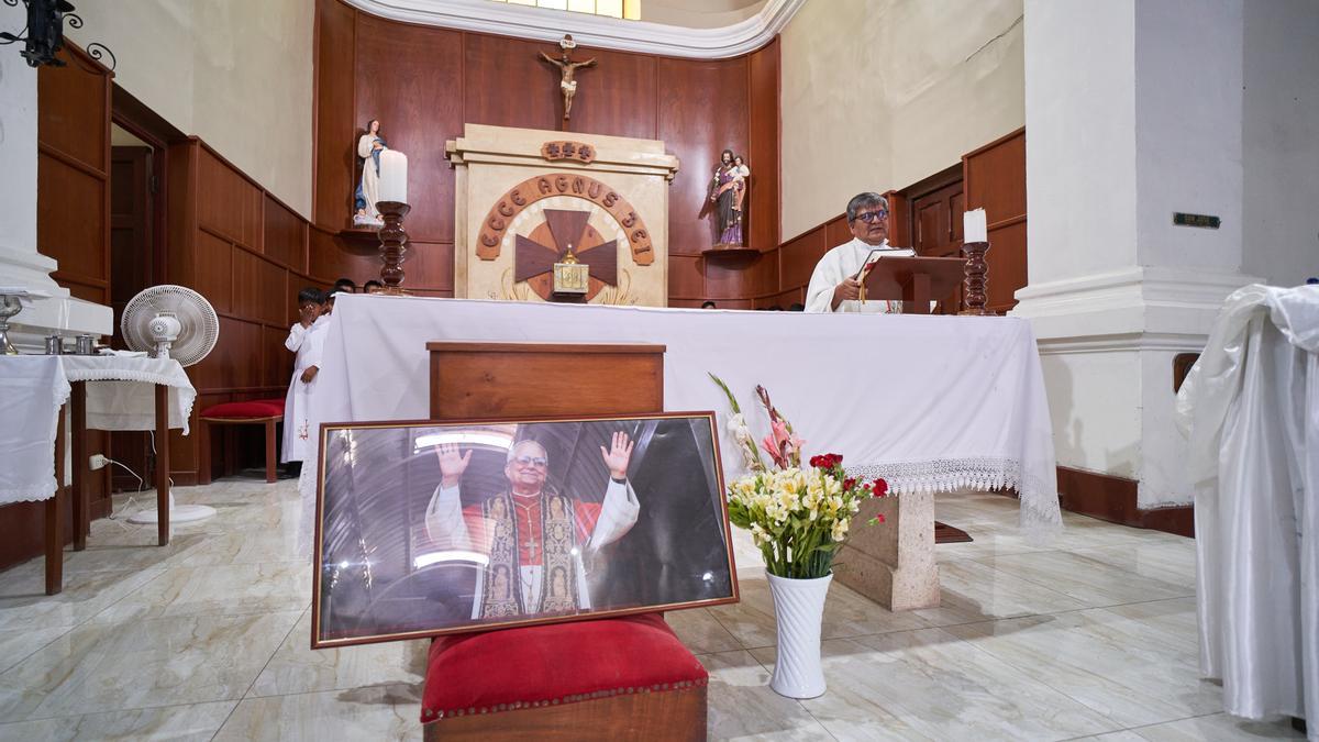 El padre Félix Fiesta celebra una misa en Íllimo en honor al nuevo Papa