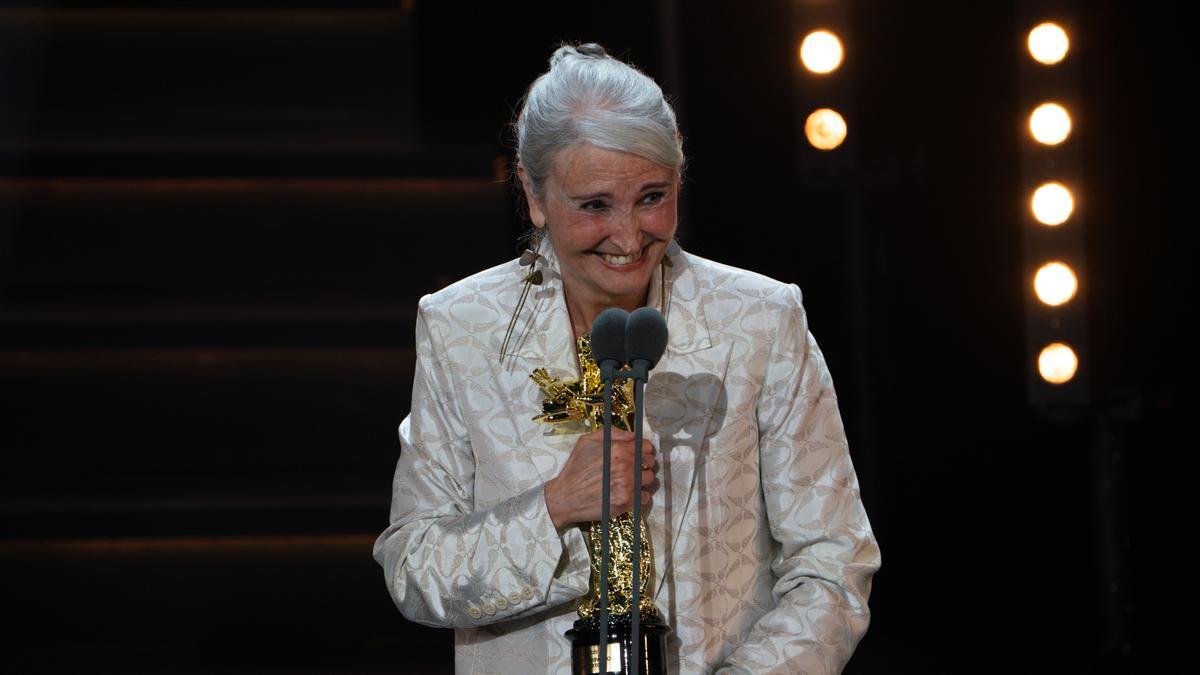 Amparo Pamplona recoge el premio a Mejor actriz de reparto de teatro de texto en los premios Talía 2025 por